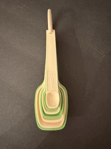 Tupperware Nesting Measuring Spoons Green/Almond Complete Set Of 7 + Hook EUC - Picture 1 of 6