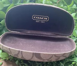 Estuche para gafas de sol Coach Signature con monograma marrón tostado con almeja rígida - Imagen 1 de 3