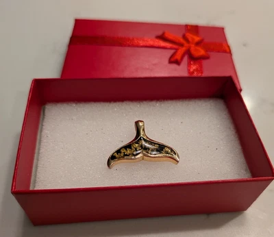 DE COLECCIÓN AÑOS 70 - Colgante COLA DE BALLENA Tono Dorado Esmalte Negro y Dije en Escamas Doradas Foto 1 de 4