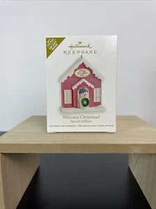 Neu im Karton Hallmark Keepsake 2011 Sonderedition Willkommen Weihnachten! Baumschmuck VIP - Bild 1 von 4