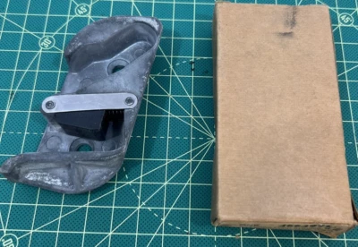 NOS GM 1949-54 雪佛兰庞蒂亚克别克 Olds 原始设备制造商 Striker 门锁 4664971 右握  — 第 1/4 张图片