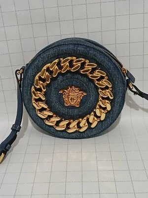  Bandolera VERSACE La Medusa Denim Redonda con Detalle de Cadena Dorada Foto 1 de 4