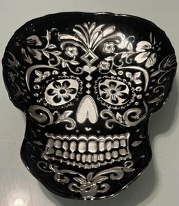 Süßigkeiten Totenkopf Schmuck Schale schwarz getrimmt mit Silber Halloween Akzent Dekoration - Bild 1 von 7
