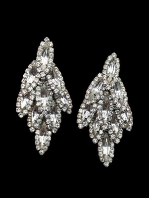 Pendientes perforados llamativos de estrás transparentes firmados por ELIZABETH COLE tono plata Foto 1 de 4