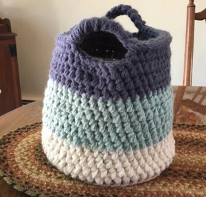 "Cesta Breckon multicolor de ganchillo hecha a mano de 9"" de diámetro" - Imagen 1 de 3