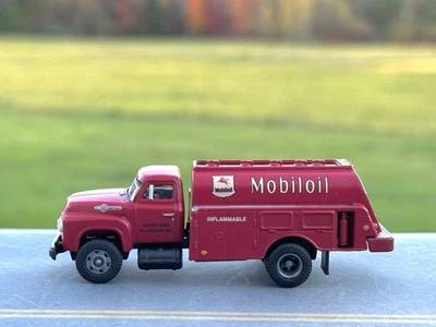 HO CMW Mini Metals Fuel Delivery Truck  Mobil Oil 1/87 Scale Model - Image 1 of 4
