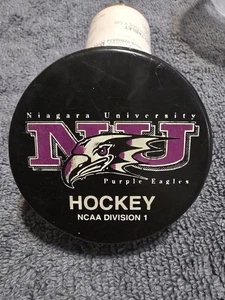 Disco da hockey Niagara University Purple Eagles usato - Foto 1 di 2