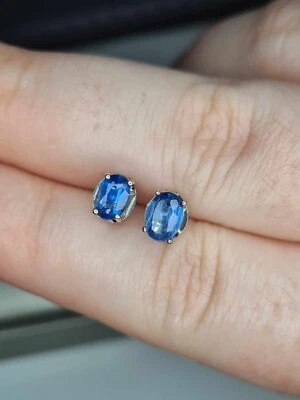 Aretes solitarios de cianita natural del Himalaya de 1,28 quilates en plata de ley 925 Foto 1 de 4