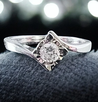 Anillo solitario de diamantes de oro blanco de 9 quilates diseño torcido de 0,15 quilates sello tallas L y N Foto 1 de 4