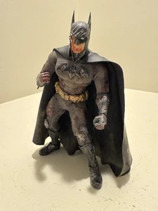 Mezco One 12 Custom Battle Damaged Batman 6" Scale - Bild 1 von 5