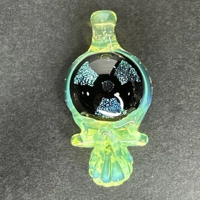 Colgante calavera ladrón de vidrio arte hecho a mano verde limo símbolo dicroico radiactivo Foto 1 de 4