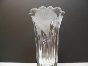 Vase Klarglas mit mattiertem floralem Design gewelltem Rand - Bild 1 von 12