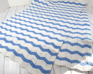 Tischläufer Schal Faden gehäkelt blau weiß Chevron Zick Zack 19" x 53" Vintage N - Bild 1 von 6