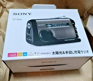Radio Portátil SONY ICF-B300 FM/AM Manivela y Carga Solar LED NUEVO - Imagen 1 de 20