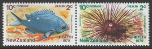 NEW ZEALAND 1979 10c + 2c marine in pair with green doubled. SG CP.T51b(Y). - Picture 1 of 2