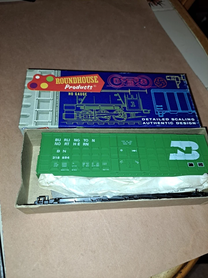 HO Scale Roundhouse 1805 BN Burlington Northern 50' Waffle Box Car #316694 RTR