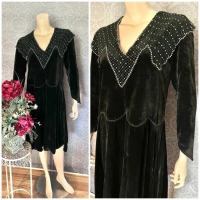 Encantador vestido de terciopelo de algodón negro de los años 20, cuello de estrás, vieiras, pequeño Foto 1 de 4