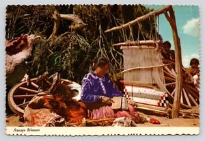 Amerikanische Ureinwohner Navajo Frau webt einen Teppich um 1970 Vintage UNP kontinentale Postkarte - Bild 1 von 2