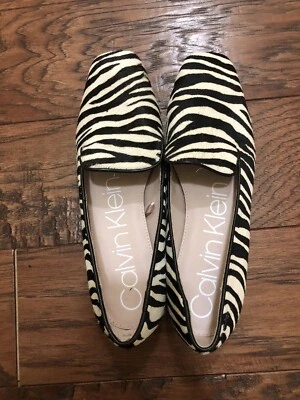 Mocasines planos de piel con estampado de cebra Calvin Klein para mujer talla 6,5 Hannah sin cordones, B#21 Foto 1 de 4