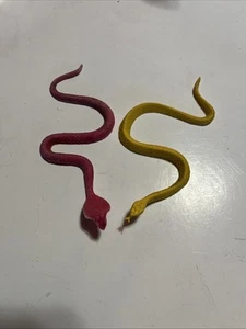 2 - 5 Zoll Reptilienschlange Kobra Viper kleines Spielzeug rosa und gelb - Bild 1 von 3