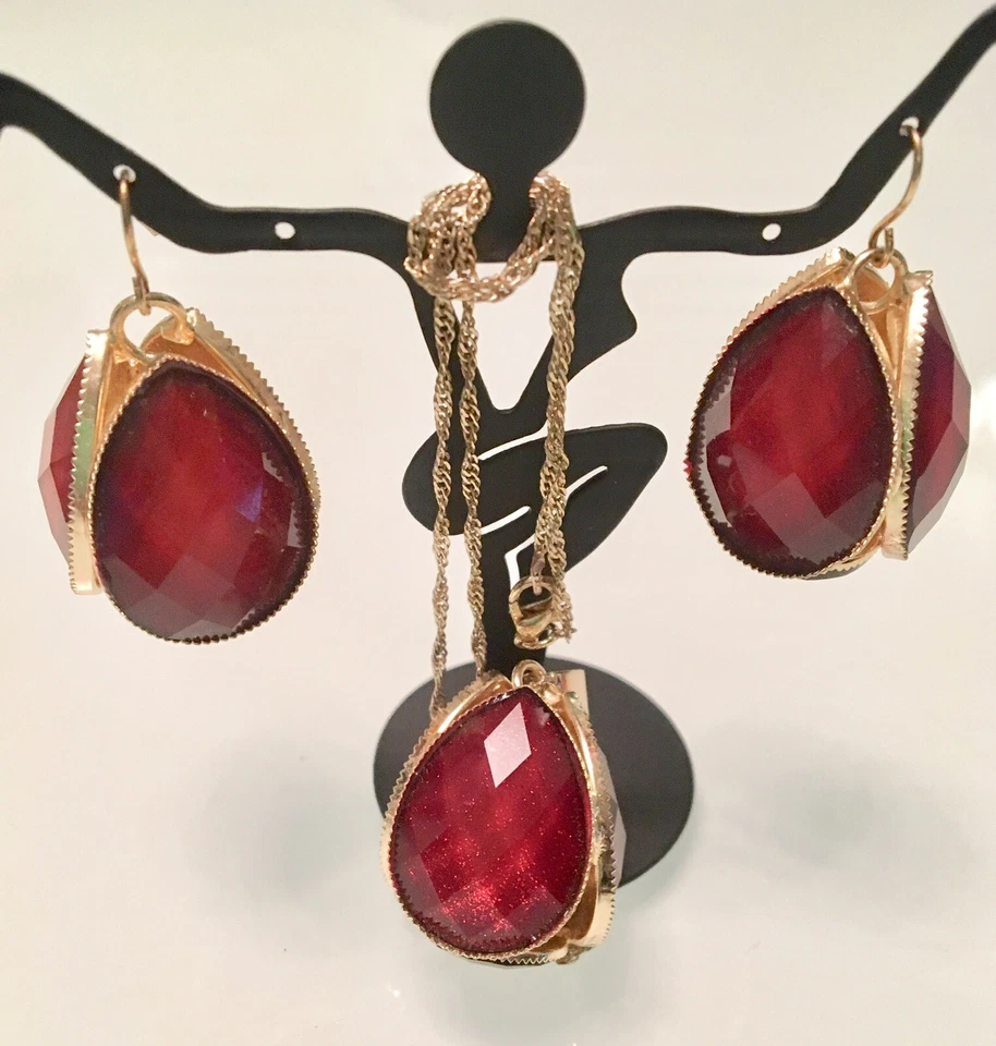 ÚNICO ACRÍLICO ~ IMITACIÓN ~ RUBÍ ~ COLGANTE CORTE TABLERO DE AJEDREZ/CADENA DE 16 PULGADAS ~ PENDIENTES A JUEGO Foto 1 de 4