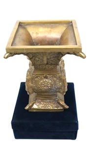 Bronze ritual vase in gu zun form, with floral medallions on faces - Picture 1 of 6
