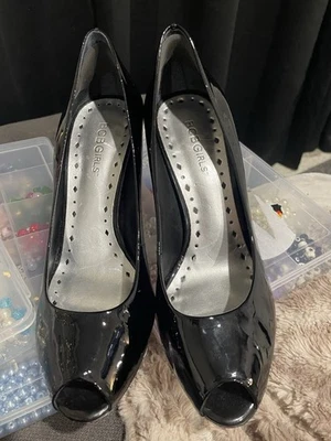 Tacones negros brillantes vintage Y2K BCBGIRLS peep-toe talla 7 Foto 1 de 4