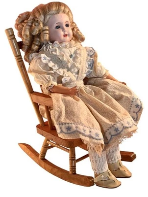 Boneca Bisque Head corpo infantil celulóide mãos repro em cadeira de balanço 15 1/2" - Imagem 1 de 4