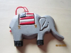 ELEFANTE Madera 3x2 1/4" Vintage CIRCO Bandera Americana Adorno Colgante - Imagen 1 de 2