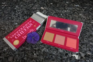 Benefit Chocolicious Mejillas Bronceador y Paleta de Rubor - Imagen 1 de 7