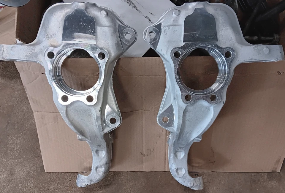 22-2024 GMC Sierra 1500 Steering Knuckle Set L&R Take Offs GM 84453668/84453669 - Image 1 of 4