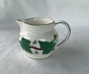 Wedgwood Napoleon Ivy Milk Creamer Pitcher Made In England 2 3/4" Tall - Afbeelding 1 van 7