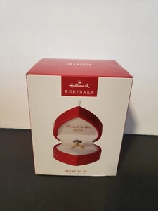 Neu Hallmark Andenken Weihnachtsschmuck 2022 Meant to Be Engagement Porzellan - Bild 1 von 1