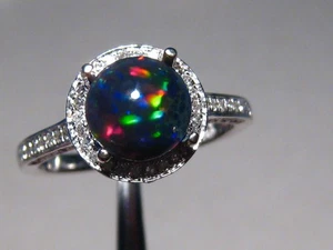 Anillo redondo de ópalo y diamantes Welo negro, oro blanco sólido de 14 k - Imagen 1 de 13