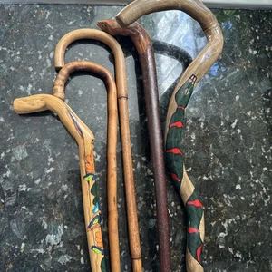 Menge 5 alte handgeschnitzte Holz Gehstöcke und Bambus Stöcke - Bild 1 von 19