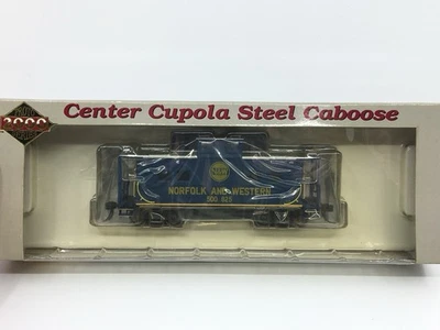 HO Proto 2000 Norfolk & Western Center Cupola Steel Caboose N&W #500825 - Image 1 of 4