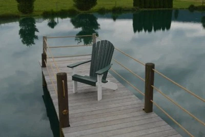 A&L Furniture Co. Sillas Adirondack de polietileno bicolor hechas por Amish con marcos blancos Foto 1 de 2