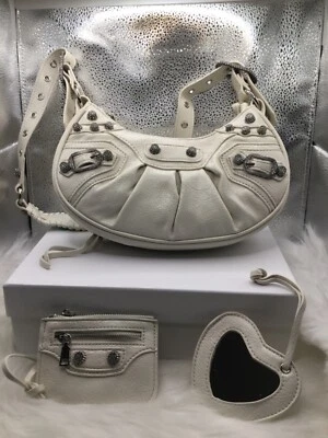 "Nuevo en caja Bolso de hombro monedero con tachuelas de diamantes de imitación de cuero crema estilo Y2K 10x7""" Foto 1 de 4