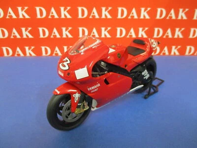 Die cast 1/12 Modellino Moto Yamaha YZR500 2001 Max Biaggi - Immagine 1 di 4