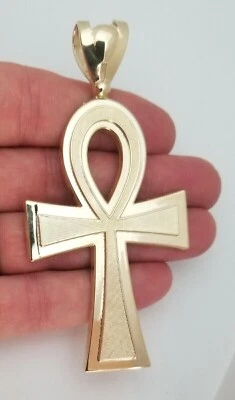 Colgante redondo con dije de cruz Ankh de corte brillante para mujer enchapado en oro amarillo de 14 K Foto 1 de 4
