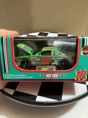 Baterías interestatales Bobby Labonte #18 Hot Rod 1:64 ¡Capó y estuche de apertura a presión! Foto 1 de 4