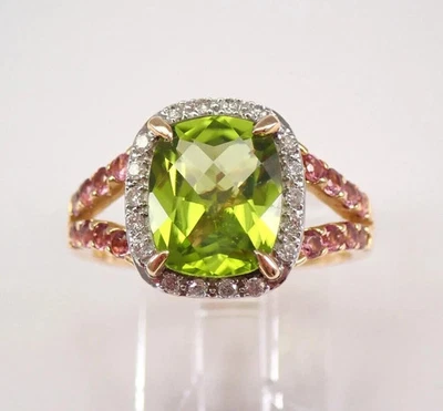 Anillo de compromiso con halo de peridoto creado en laboratorio corte cojín de 2 quilates enchapado en oro amarillo de 14 quilates Foto 1 de 4