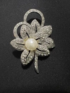 BEAUTIFUL Elegant Faux Pearl Flower Brooches Pins For Women & Garment Ornament - Picture 1 of 6