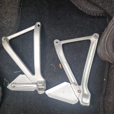 Ducati 749 EZ:03 Footpeg Suporte Traseiro Direito Esquerdo Footpeg Placa A8233 - Imagem 1 de 2
