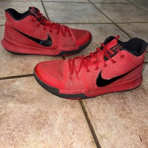 Nike Kyrie 3 Candy Apple Three Point Contest Rosso Nero 852395-600 Taglia 9,5 - Foto 1 di 10