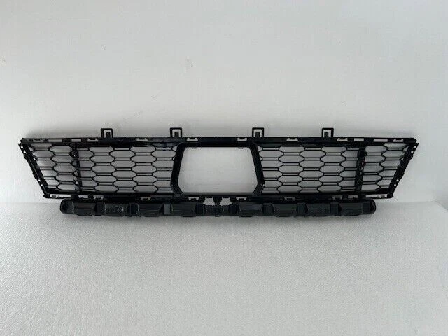 Оригинальная нижняя решетка для переднего бампера BMW 1 серии F40 M Sport 51118070941 - Изображение 1 из 1