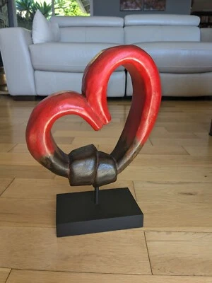 Arte artesanal de madera rojo y negro amor corazón nudo en pedestal 12x8x3,5" Foto 1 de 4