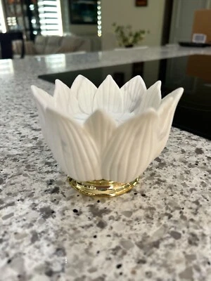 BATH & BODY WORKS FLOWER BOWL WHITE MARBLE SINGLE WICK CANDLE HOLDER  - Image 1 of 2