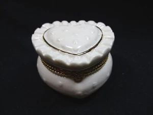 Forma de corazón blanco con acentos dorados - caja de baratijas con bisagras - sin marca - Imagen 1 de 6