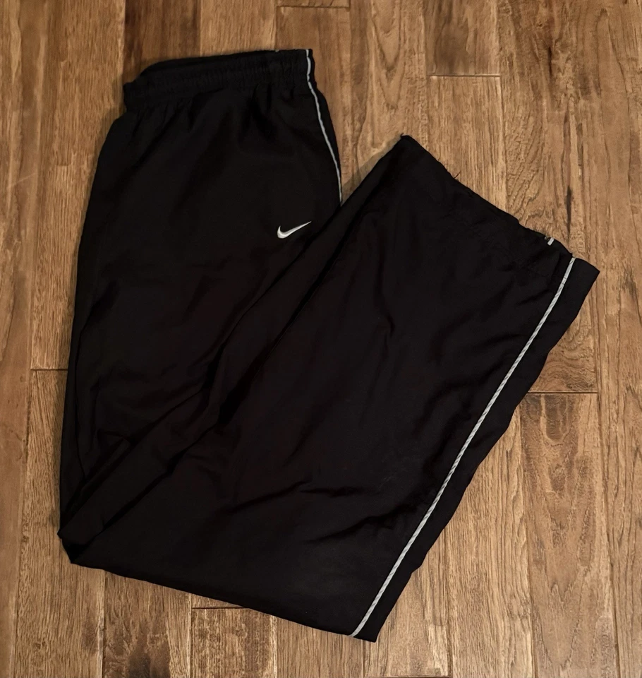 Pantalones de chándal vintage Nike One Line para hombre talla grande negros con línea blanca Foto 1 de 3